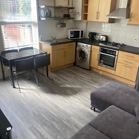 Spacious 4 Bedroom House Near Stokes Croft!! Central!!! Μπρίστολ Εξωτερικό φωτογραφία